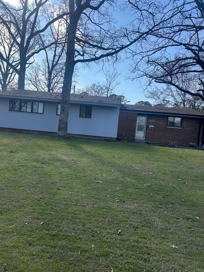 Building Photo - Contact Peggy 501 676 1758