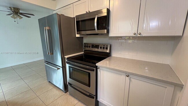 Building Photo - 118 W 10th Street 1, Riviera Beach, FL 33404