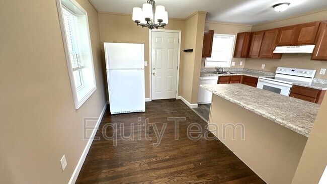 Building Photo - 5568 Raceview Ave
