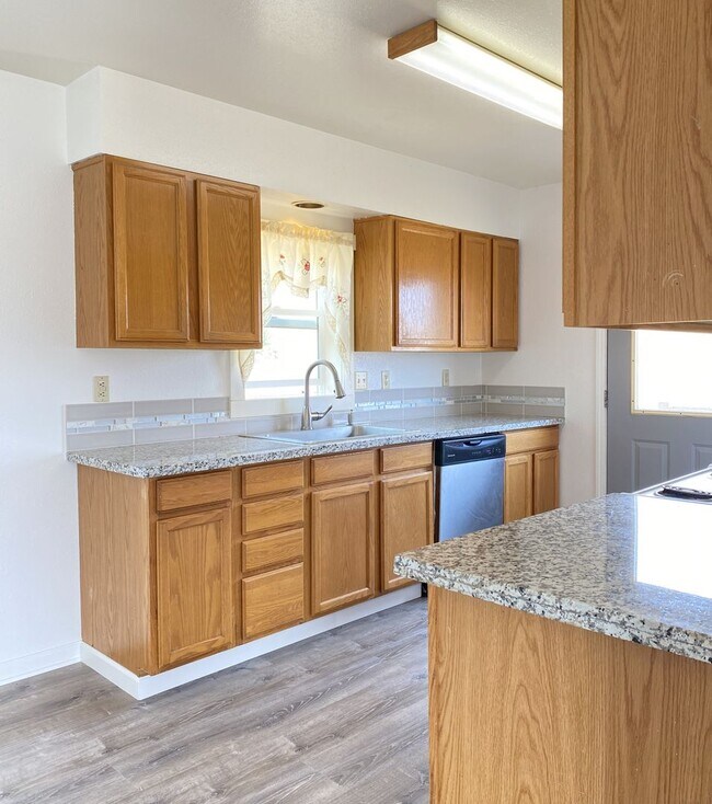 Foto del edificio - Spacious Well Maintained 3 Bedroom - 1 Bat...