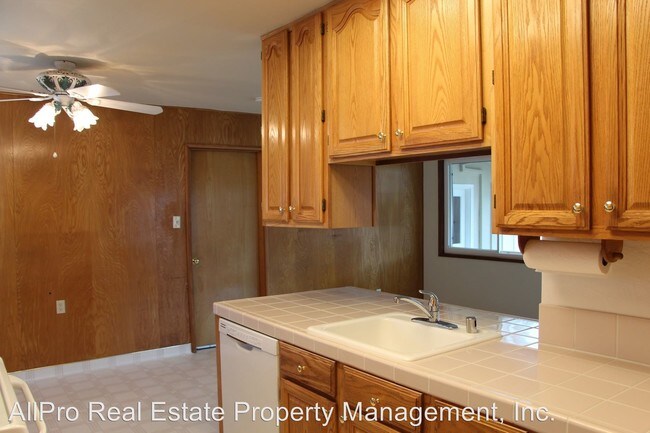 Building Photo - 3 br, 2 bath House - 467 School Street