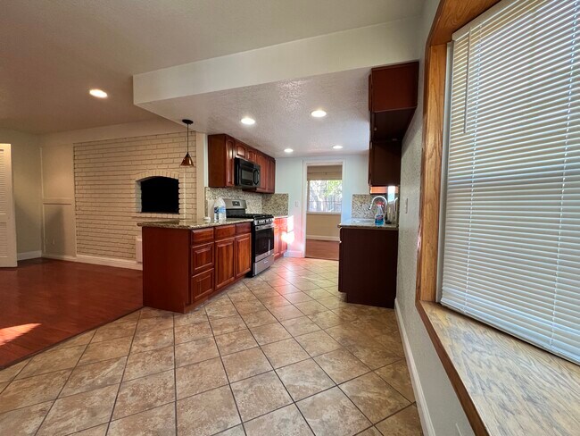 Building Photo - 1730 El Padro Dr