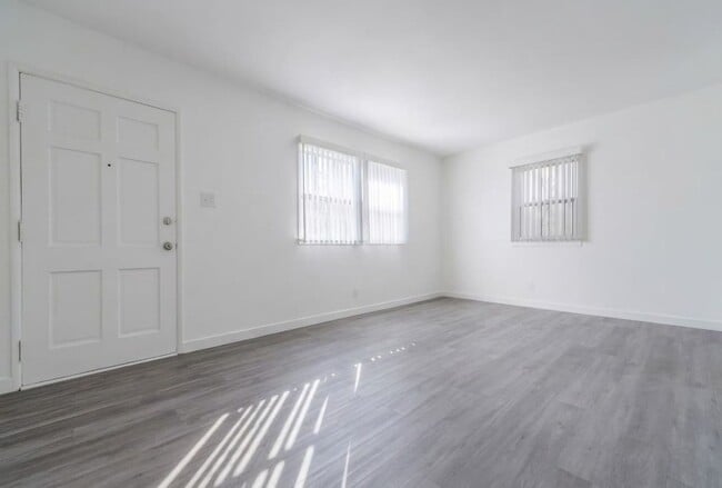 Building Photo - 1127 W 111th St