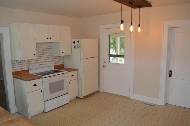 Building Photo - 4990 Arkona Rd