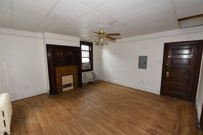 Master bedroom. - 120 3rd St