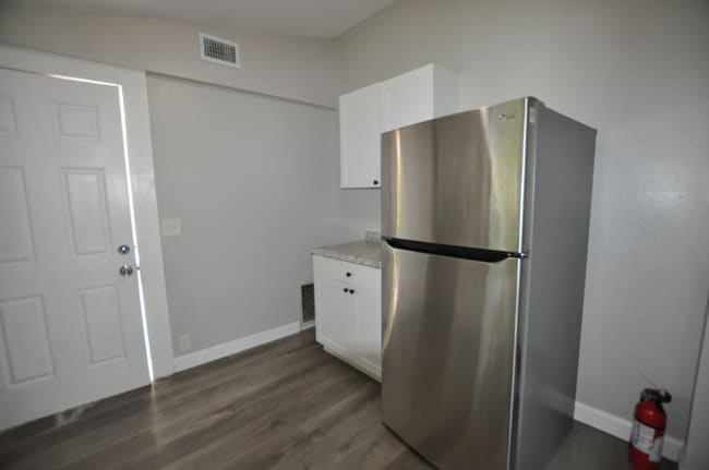 Building Photo - 914 23rd St W
