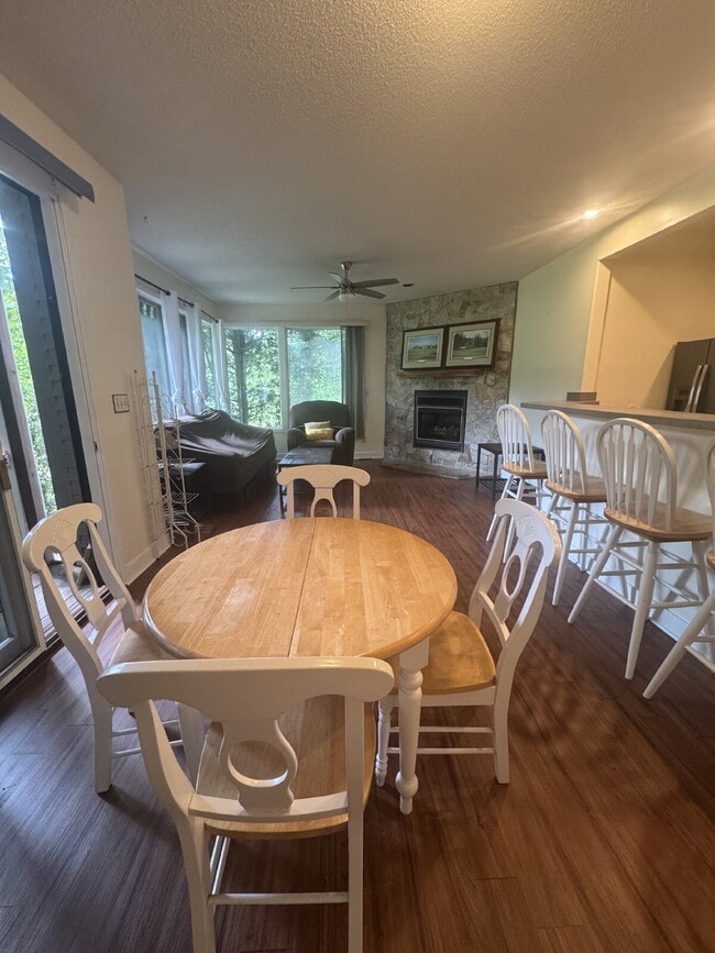 Building Photo - Charming furnished ground level Mountain Condo.