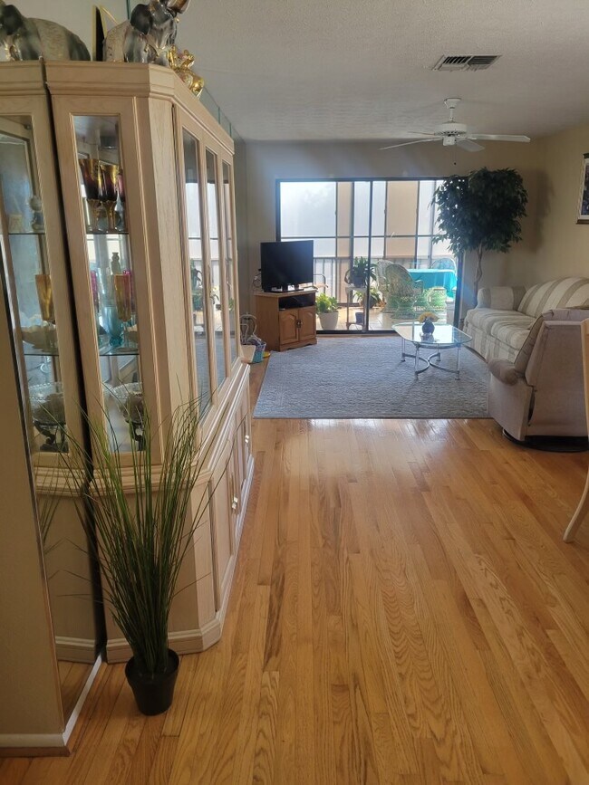 hardwood floors - 5640 Ferguson Ct