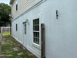 Building Photo - 1206 E Oak Island Dr