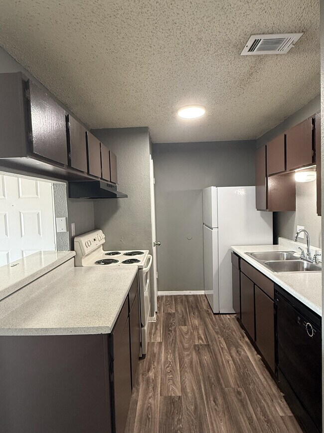 Foto del edificio - Town Village South Apartments
