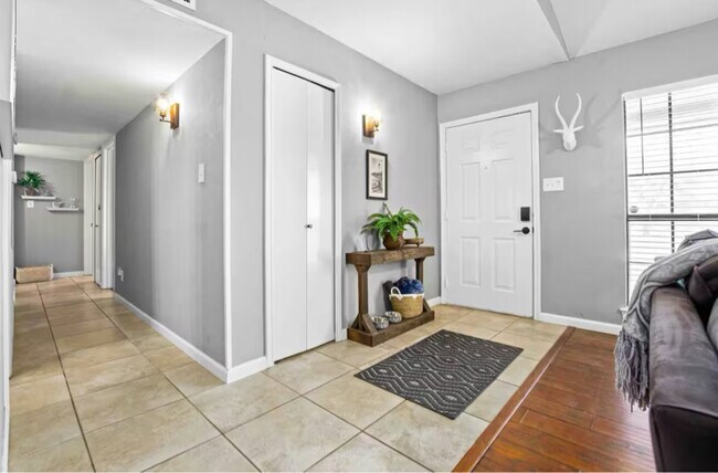 Foto del edificio - 1310 Thoreau Ln