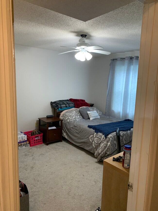 Dormitorio delantero tomado de la puerta. - 2165 S Milledge Ave