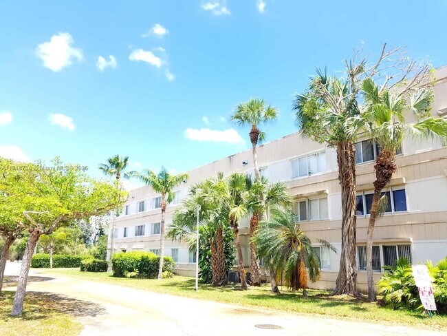 Foto del edificio - 14850 Naranja Lakes Blvd