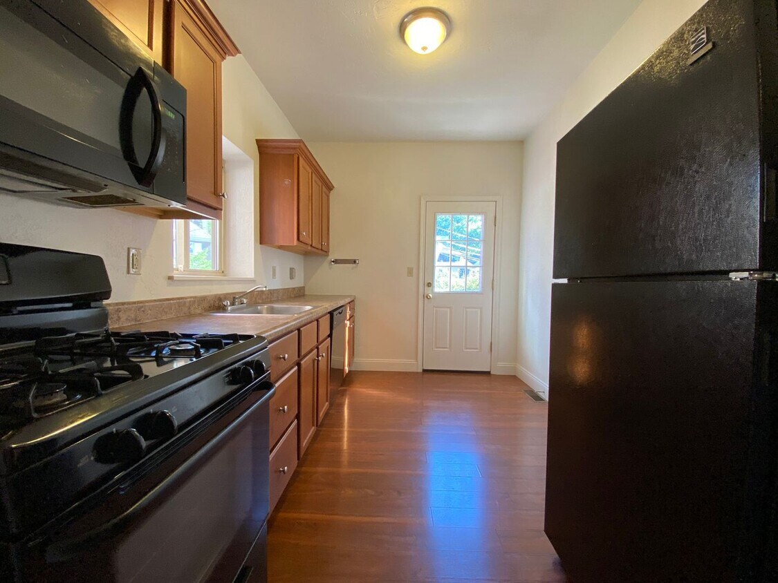 Spacious Two Bedroom Townhouse in Squirrel Hill! Fully Equipped Kitchen & W/D Included! Call Today - Spacious Two Bedroom Townhouse in Squirrel Hill! Fully Equipped Kitchen & W/D Included! Call Today