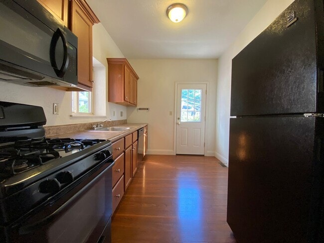 Spacious Two Bedroom Townhouse in Squirrel Hill! Fully Equipped Kitchen & W/D Included! Call Today - Spacious Two Bedroom Townhouse in Squirrel Hill! Fully Equipped Kitchen & W/D Included! Call Today