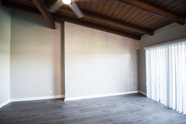 Building Photo - 450 Live Oak Ave