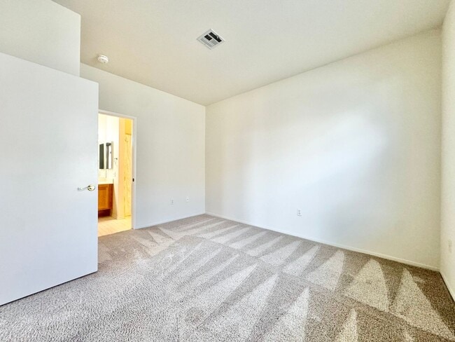 Foto del edificio - Great 1 bed/1 bath in the Mirabella community of Mira Mesa!