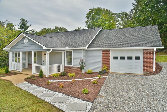 Foto del edificio - Charming Renovated Home on Acreage — Minutes from Town