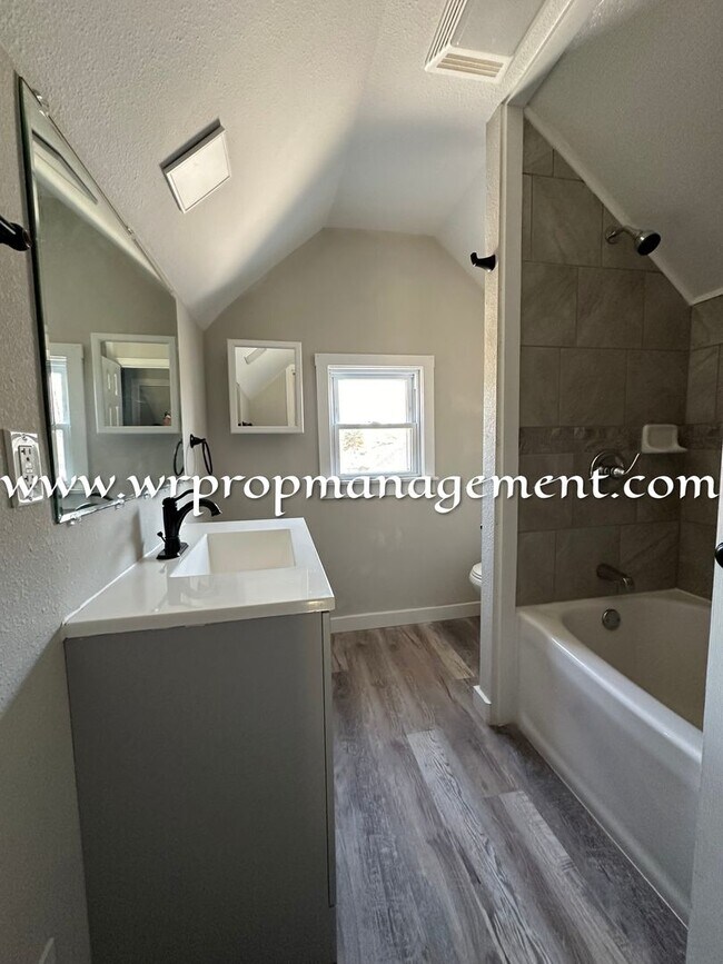 Foto del edificio - 5864 Merle St