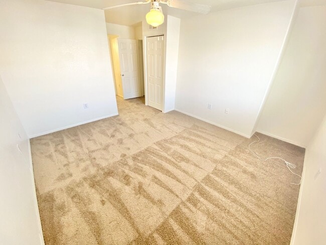 Building Photo - GORGEOUS 2 BEDROOM 2 BATH UPSTAIRS UNIT.