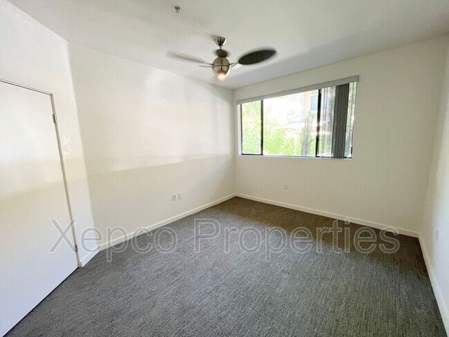 Building Photo - 880 E Palm Canyon Dr