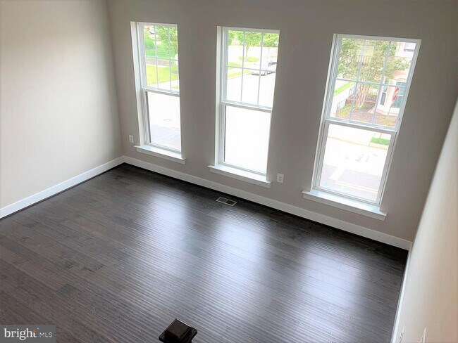 Building Photo - 703 Parkside Pl NE