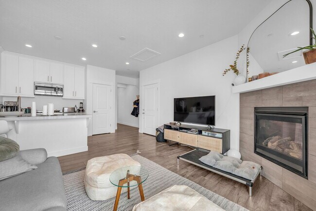 Building Photo - 3053 Cedar Dr