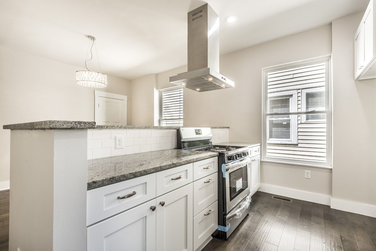 Luxry Kitchen - Spacious! - 1594 Greenway Ave
