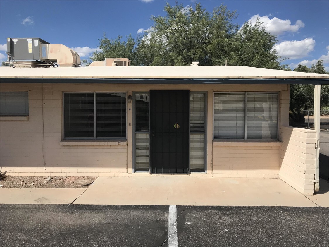 Primary Photo - 1650 E Blacklidge Dr