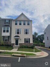 Building Photo - 1006 Valley Run Dr