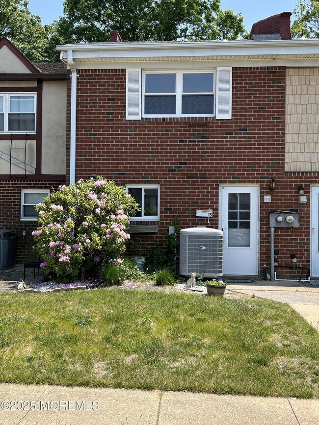 Foto del edificio - 15 Briar Mills Dr