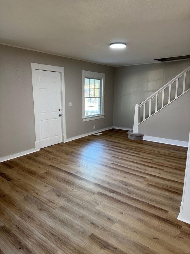 Building Photo - Recently Remodeled 3 Bedroom Home