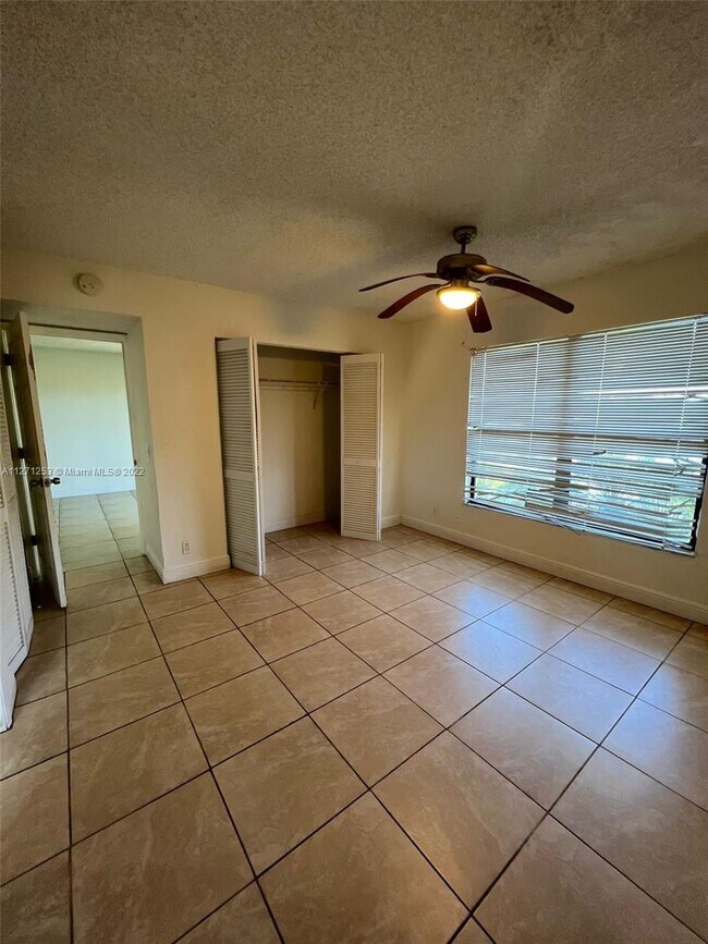 Building Photo - 1504 Lake Crystal Dr