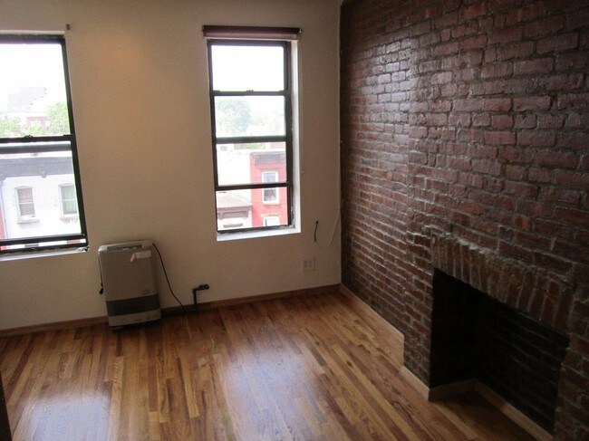 Building Photo - 556 Grand St