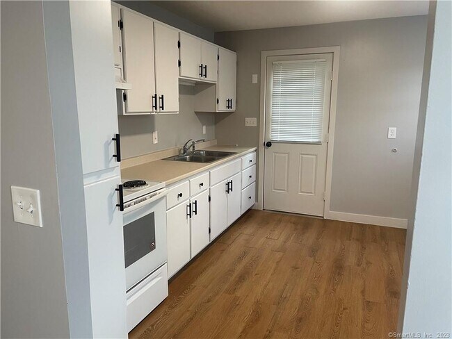 Foto del edificio - 83 Midway Oval