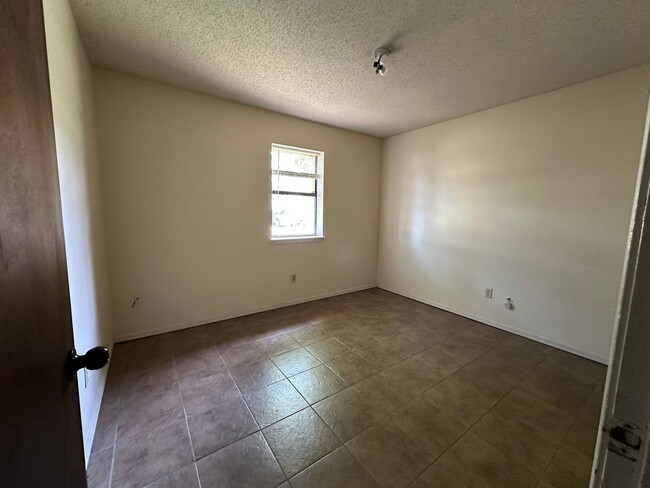 Building Photo - Introducing a charming 3-bedroom, 1.5 bath...