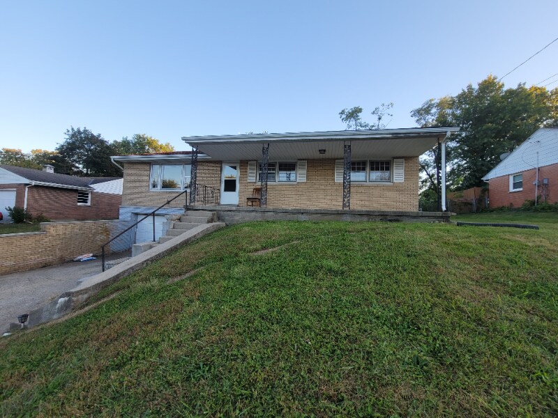 Primary Photo - 209 E Roger Dr
