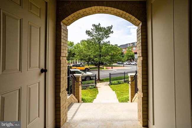 Building Photo - 7931 Crescent Park Dr