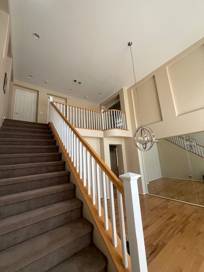Foto del edificio - Beautiful Estate located in the Highly des...