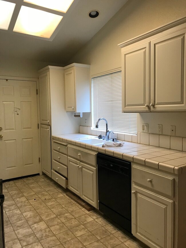 Building Photo - 825 Penstemon Way