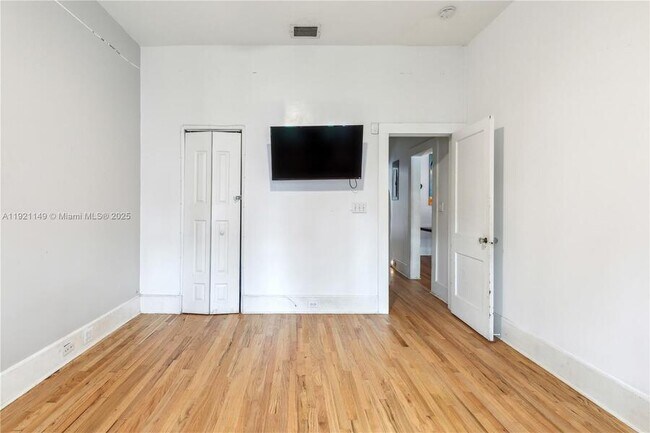 Foto del edificio - 27 NE 49th St