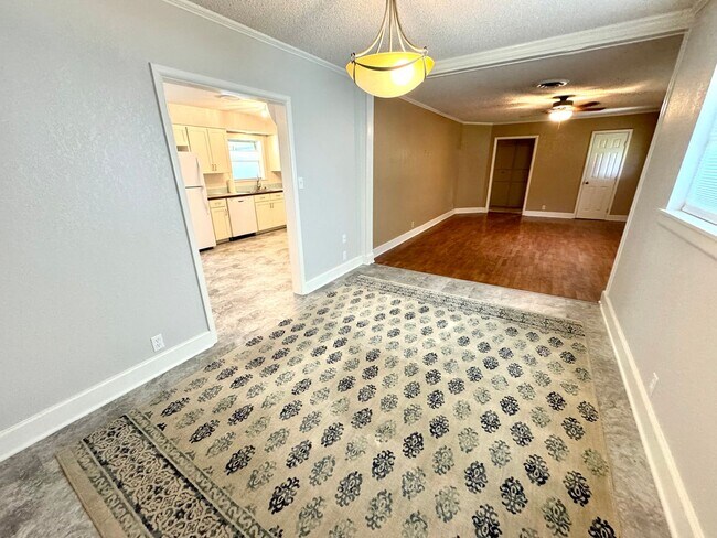 Building Photo - Charming 3-bedroom, 2-bath home on a corne...