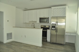 Building Photo - 520 Holt Ave