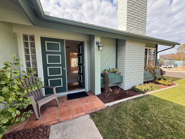 Foto del edificio - Corner Lot - 2 Bed - 2 Bath Home In Encinitas