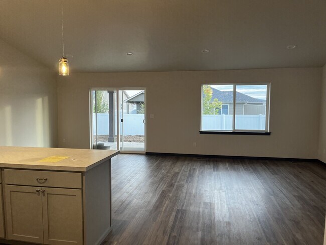 Building Photo - RRP7 - 5692 Theismann