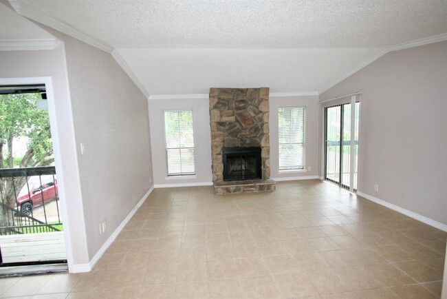 Building Photo - 17401 Red Oak Dr