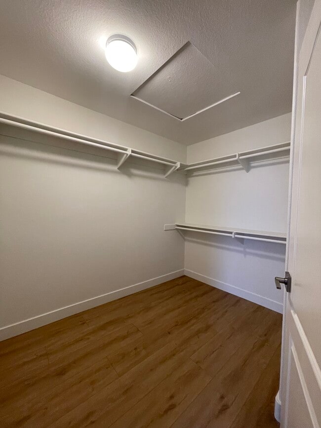 vestidor - 4466 San Joaquin St