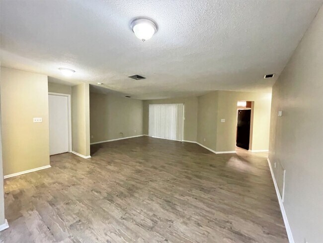 Foto del edificio - 1381 Forest Lawn Ct