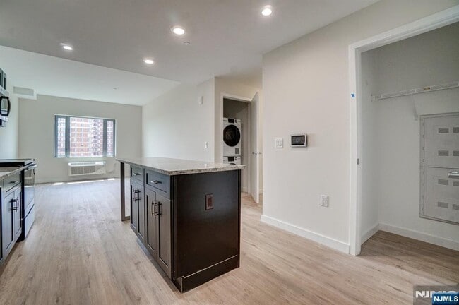 Building Photo - 69 Main St