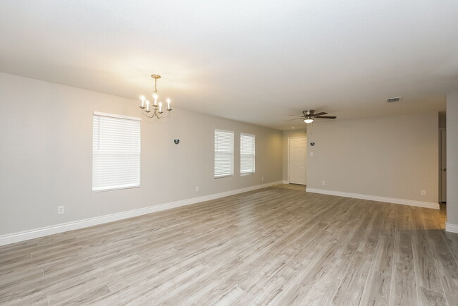 Building Photo - 909 Rio Bravo Dr